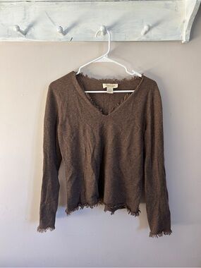 Peck & Peck Brown Cashmere V-Neck Sweater with Frayed Trim